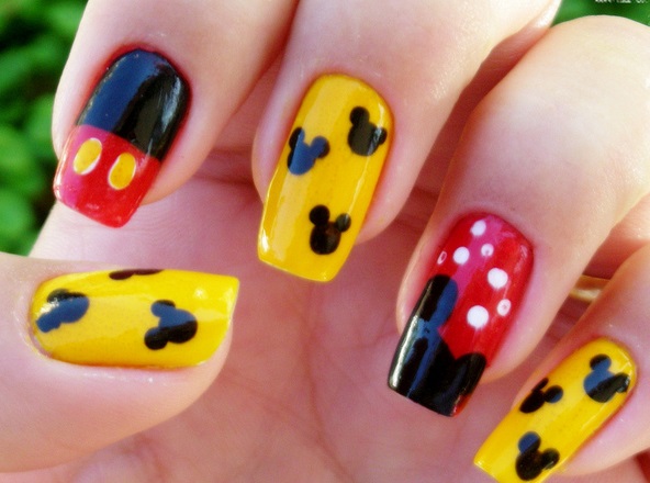 Decoração de Unhas com Mickey Mouse